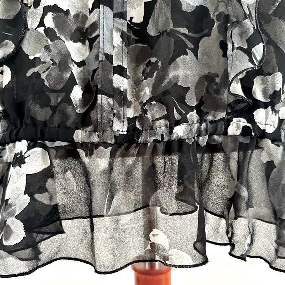 EXPRESS FLORAL RUFFLE TOP. SIZE LARGE - Picture 6 of 6